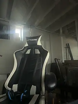 DkAuxier1 online show from December 15, 2025, 6:58 pm