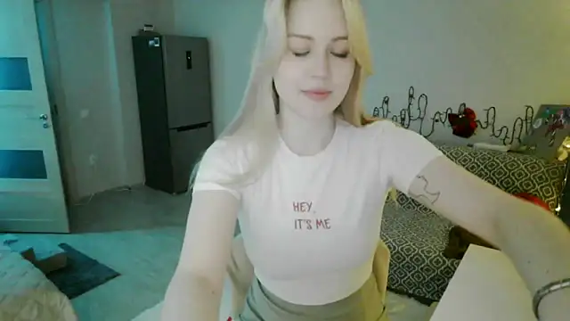 LunaPeony online show from March 13, 2026, 5:40 pm