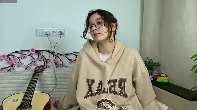 Snapshot of LinBeemon chatting on December 18, 2025, 4:22 pm LinBeemon online show from December 18, 2025, 4:22 pm