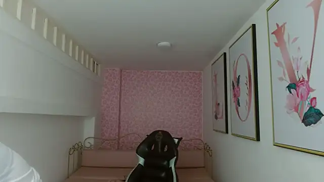 Nina harpper  online show from April 12, 2026, 1:42 am