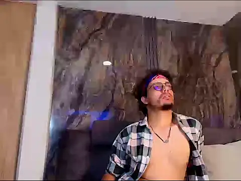 Snapshot of EnzoDarkwood chatting on December 2, 2025, 1:35 pm EnzoDarkwood online show from December 2, 2025, 1:35 pm