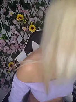 Snapshot of KasumiSophia chatting on April 9, 2026, 12:22 pm KasumiSophia online show from April 9, 2026, 12:22 pm