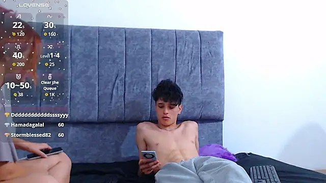 hottie couplee online show from March 5, 2026, 2:41 am