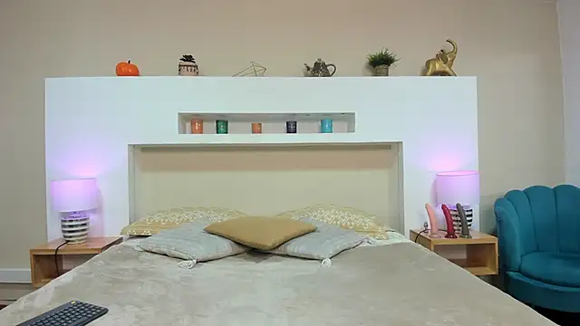 AnikaRomanoff  online show from December 3, 2025, 12:48 pm