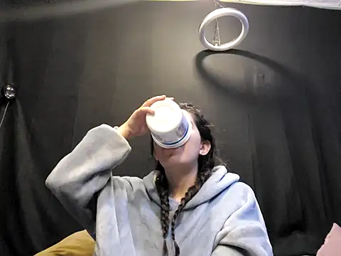 Snapshot of NatyMia chatting on December 15, 2025, 5:35 am NatyMia online show from December 15, 2025, 5:35 am