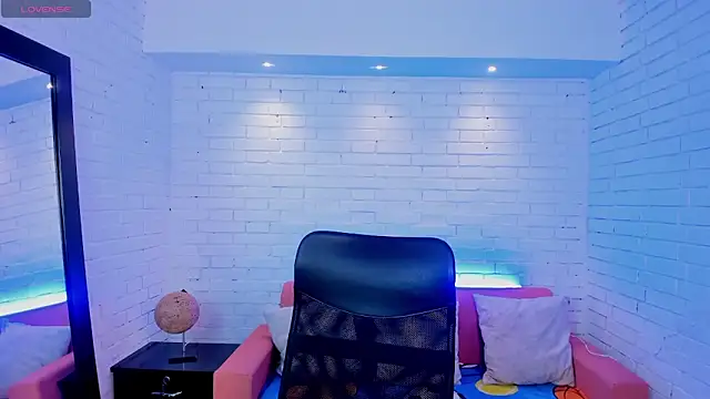 Snapshot of TiffanyHoustton chatting on February 25, 2026, 12:05 pm TiffanyHoustton online show from February 25, 2026, 12:05 pm