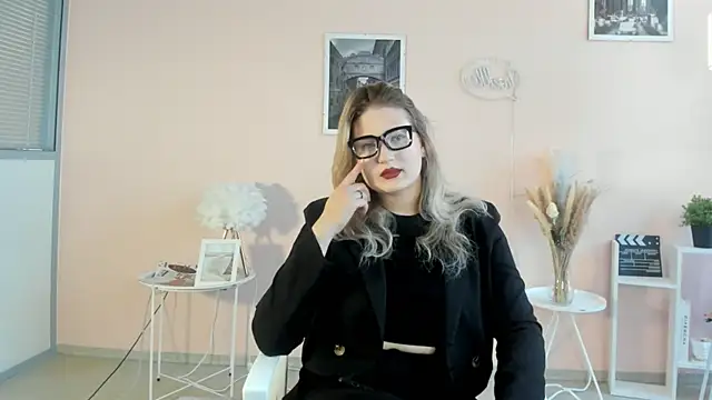 Snapshot of AuraBogucki chatting on December 16, 2025, 10:19 am AuraBogucki online show from December 16, 2025, 10:19 am