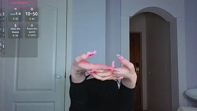 Snapshot of Sofie_Burn chatting on February 3, 2026, 4:32 am Sofie Burn online show from February 3, 2026, 4:32 am