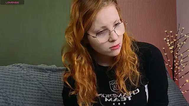 Snapshot of Sofie_Burn chatting on December 15, 2025, 4:18 am Sofie Burn online show from December 15, 2025, 4:18 am