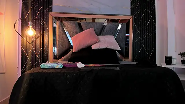 Snapshot of Hotty_redd chatting on December 3, 2025, 7:35 pm Hotty redd online show from December 3, 2025, 7:35 pm