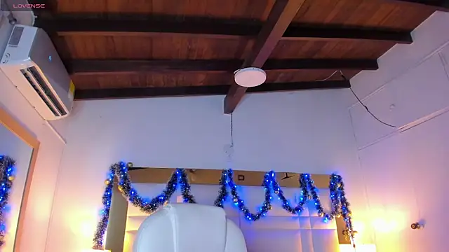 Snapshot of Zoei_Moon chatting on December 16, 2025, 7:18 pm Zoei Moon online show from December 16, 2025, 7:18 pm