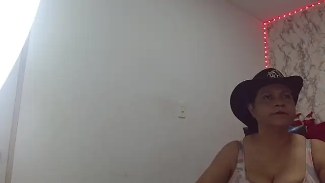 Snapshot of Danna_LaNegra chatting on December 16, 2025, 2:10 pm Danna LaNegra online show from December 16, 2025, 2:10 pm