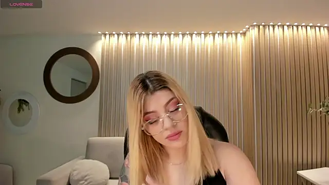 Snapshot of MadisonKane chatting on April 21, 2026, 11:17 am MadisonKane online show from April 21, 2026, 11:17 am
