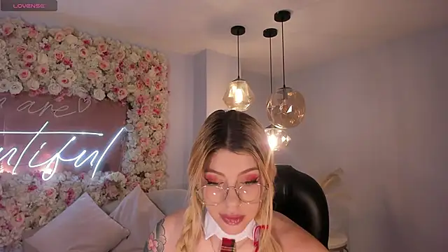 Snapshot of MadisonKane chatting on May 4, 2026, 11:24 am MadisonKane online show from May 4, 2026, 11:24 am