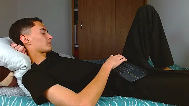 Snapshot of wal_jones chatting on December 17, 2025, 3:22 am wal jones online show from December 17, 2025, 3:22 am