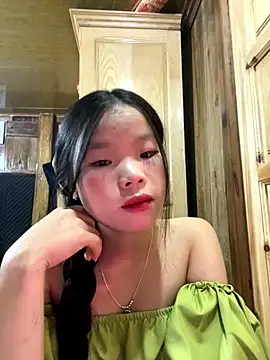 Snapshot of Heni-a chatting on December 17, 2025, 7:13 am Heni-a online show from December 17, 2025, 7:13 am