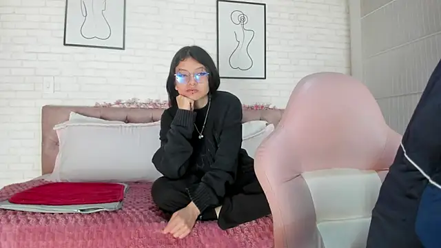 Snapshot of Eros_Nyx_ chatting on December 22, 2025, 3:39 am Eros Nyx online show from December 22, 2025, 3:39 am