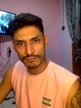 Snapshot of Raymon__7 chatting on December 13, 2025, 11:44 pm Raymon 7 online show from December 13, 2025, 11:44 pm