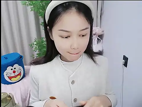 Snapshot of mili923 chatting on December 19, 2025, 1:35 pm mili923 online show from December 19, 2025, 1:35 pm