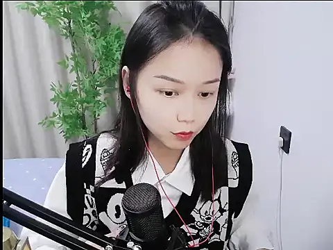 Snapshot of mili923 chatting on December 5, 2025, 2:04 pm mili923 online show from December 5, 2025, 2:04 pm