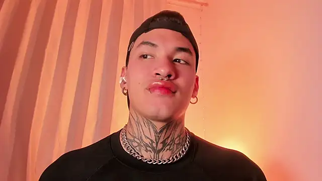 Snapshot of AlecBanne chatting on December 19, 2025, 4:49 am AlecBanne online show from December 19, 2025, 4:49 am