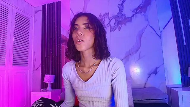 BellaHarpeer online show from June 5, 2026, 8:03 pm