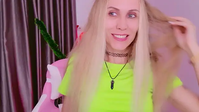 Snapshot of betty_xoxoo chatting on December 15, 2025, 8:42 am betty xoxoo online show from December 15, 2025, 8:42 am