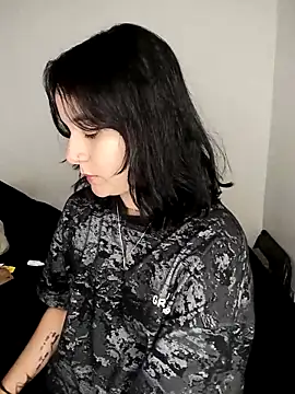 Snapshot of tiffanybrowm chatting on December 19, 2025, 8:44 pm tiffanybrowm online show from December 19, 2025, 8:44 pm