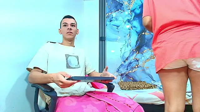 Valentina and sneider  online show from February 2, 2026, 7:02 pm