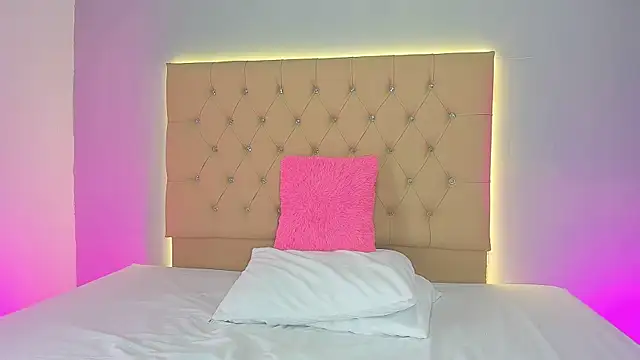 EmmaLawrence  online show from February 4, 2026, 7:53 pm