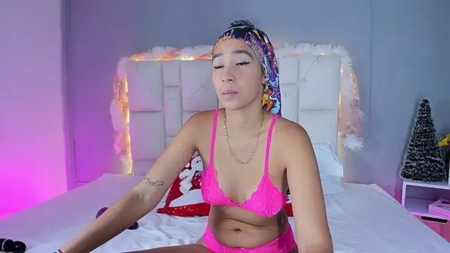 EmmaLawrence  online show from December 18, 2025, 4:33 pm