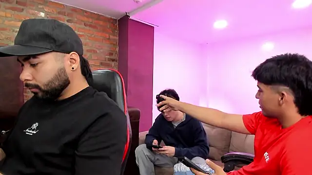 HotThreesoome online show from February 14, 2026, 12:27 pm