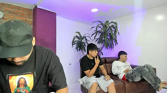 Snapshot of HotThreesoome chatting on December 15, 2025, 1:17 pm HotThreesoome online show from December 15, 2025, 1:17 pm