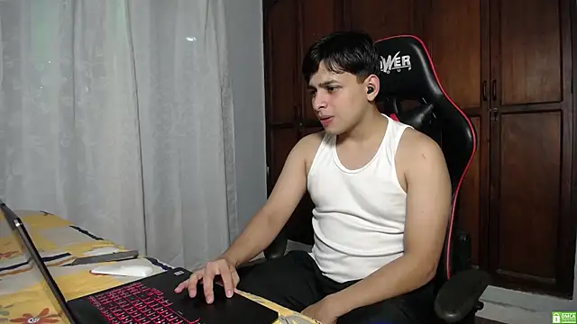 Snapshot of paul_crewe chatting on December 18, 2025, 12:27 am paul crewe online show from December 18, 2025, 12:27 am