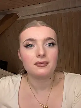 Snapshot of MilaLuxe chatting on December 15, 2025, 7:09 pm MilaLuxe online show from December 15, 2025, 7:09 pm