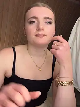 Snapshot of MilaLuxe chatting on December 16, 2025, 8:02 pm MilaLuxe online show from December 16, 2025, 8:02 pm