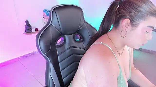 Snapshot of AngelMoonEyes chatting on December 16, 2025, 3:55 am AngelMoonEyes online show from December 16, 2025, 3:55 am