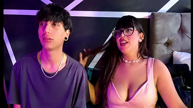 Snapshot of Emily_Andyy chatting on December 17, 2025, 9:31 pm Emily Andyy online show from December 17, 2025, 9:31 pm