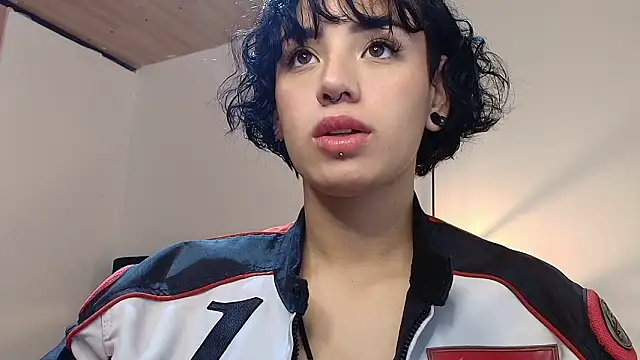 Snapshot of Kiara_Fox__ chatting on February 6, 2026, 5:20 pm Kiara Fox online show from February 6, 2026, 5:20 pm