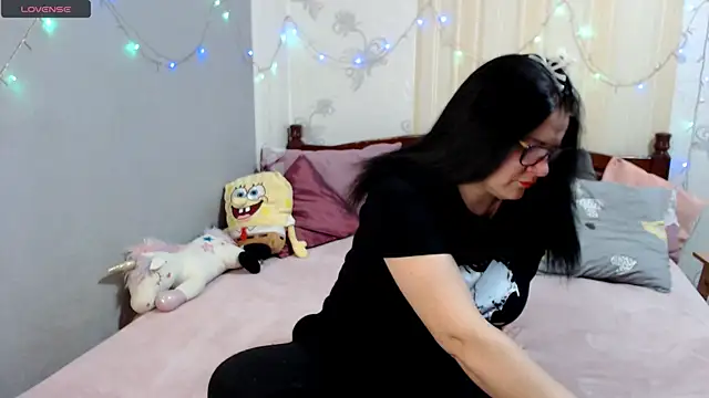 Snapshot of SashaBond chatting on December 16, 2025, 8:07 am SashaBond online show from December 16, 2025, 8:07 am