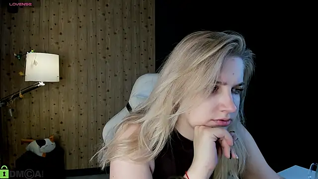 Snapshot of LunasShine chatting on December 17, 2025, 4:06 am LunasShine online show from December 17, 2025, 4:06 am