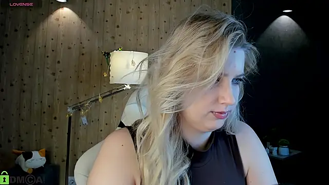 Snapshot of LunasShine chatting on December 15, 2025, 4:07 am LunasShine online show from December 15, 2025, 4:07 am