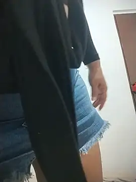 Snapshot of Nini_Love_ chatting on January 18, 2026, 5:22 am Nini Love online show from January 18, 2026, 5:22 am