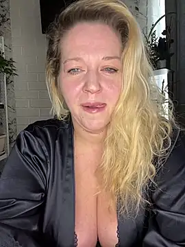 Snapshot of JenniferCarmen chatting on April 27, 2026, 2:09 am JenniferCarmen online show from April 27, 2026, 2:09 am