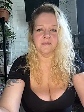 Snapshot of JenniferCarmen chatting on May 27, 2026, 6:21 am JenniferCarmen online show from May 27, 2026, 6:21 am