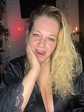 Snapshot of JenniferCarmen chatting on May 25, 2026, 8:18 pm JenniferCarmen online show from May 25, 2026, 8:18 pm