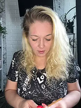 Snapshot of JenniferCarmen chatting on April 23, 2026, 1:56 am JenniferCarmen online show from April 23, 2026, 1:56 am