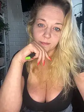 Snapshot of JenniferCarmen chatting on April 21, 2026, 2:51 am JenniferCarmen online show from April 21, 2026, 2:51 am