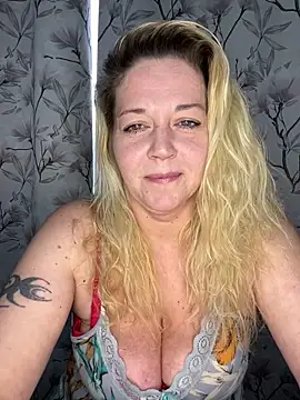 Snapshot of JenniferCarmen chatting on April 19, 2026, 7:09 am JenniferCarmen online show from April 19, 2026, 7:09 am