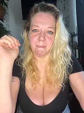 Snapshot of JenniferCarmen chatting on May 24, 2026, 1:49 am JenniferCarmen online show from May 24, 2026, 1:49 am